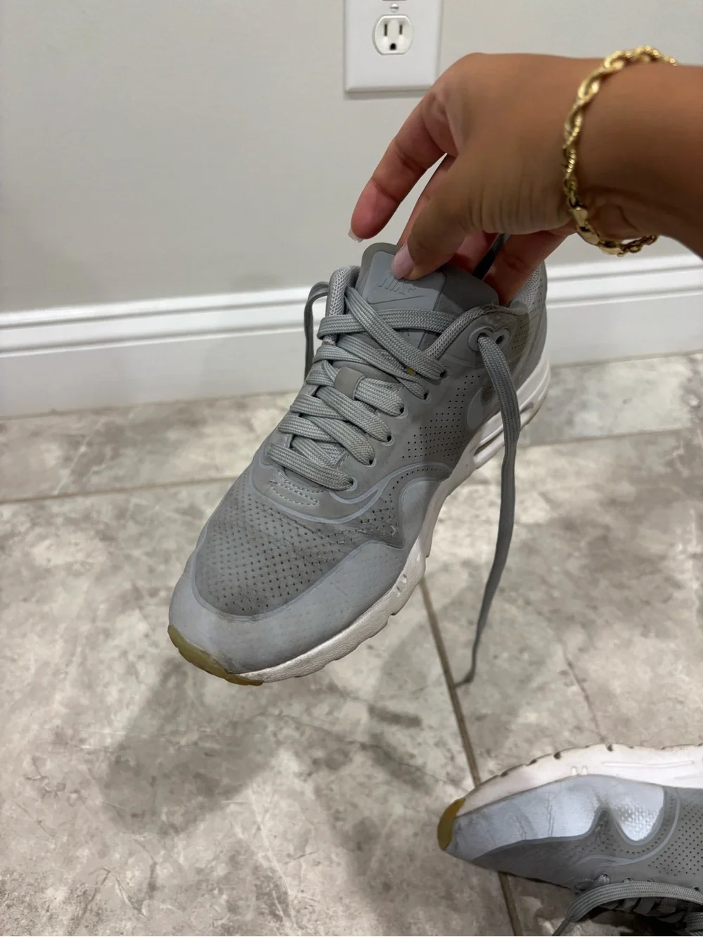 Nike Men’s Light Gray Athletic Sneakers